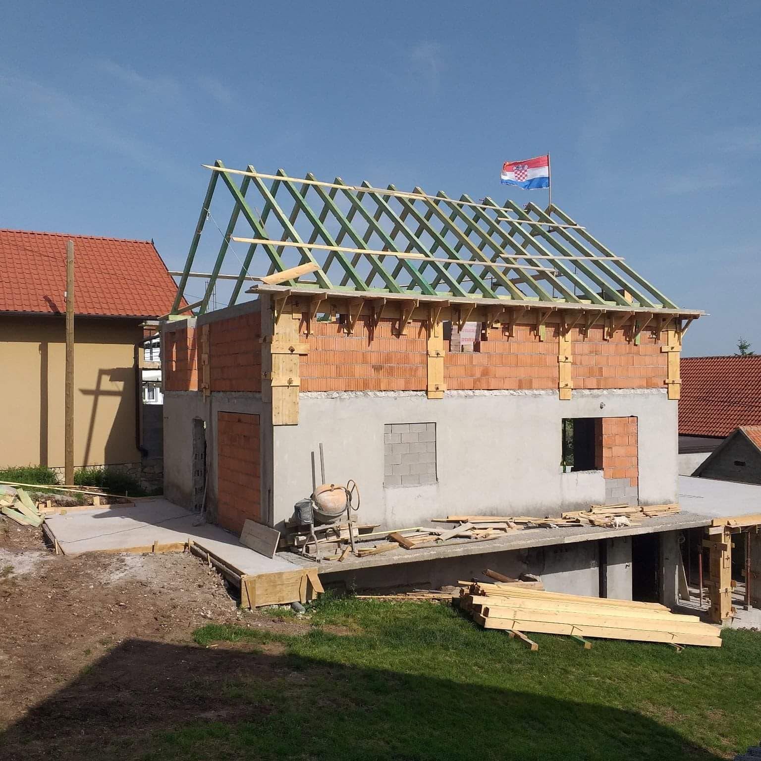 Objekat u izgradnji s drvenom krovnom konstrukcijom